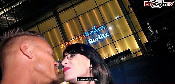  Deutsche Studentin macht Sextreffen in Berlin auf der Straße